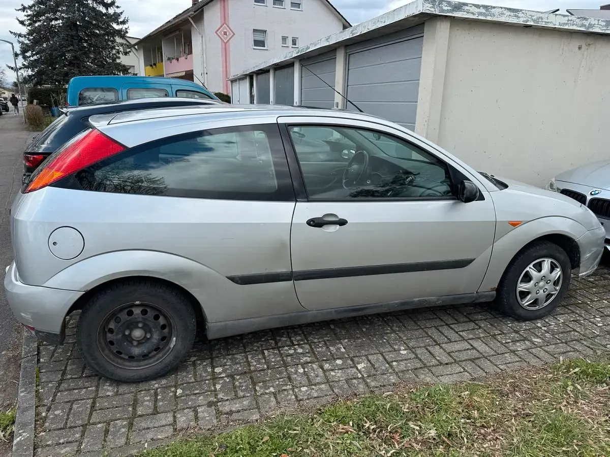 Gebraucht Ford Focus Trend 75 PS (55 kW) 1999 Grau Kleinwagen