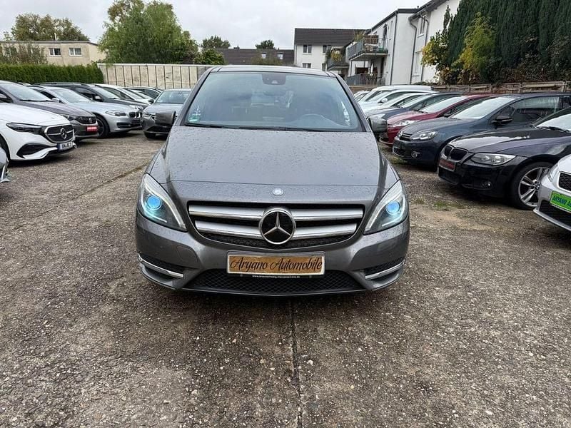 Grau Gebraucht 2013 Mercedes B250 Avantgarde Van / Kleinbus | 9.999 € (Etwas zu teuer) - Bild 1/4