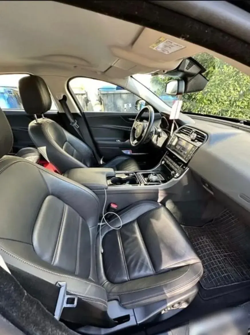 Używany Jaguar XE 132 KM (97 kW) 2016 Czarny Sedan/Limuzyna
