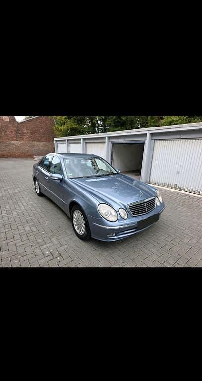 Blau Gebraucht 2006 Mercedes E320 Avantgarde Limousine | 3.550 € (Superpreis) - Bild 1/4
