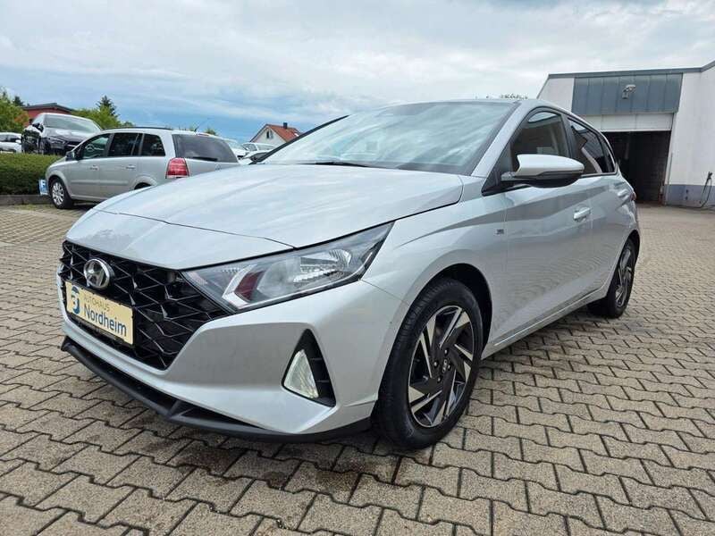 Sleek silver / met Gebraucht 2021 Hyundai i20 Edition 30 Kleinwagen | 13.990 € (Fairer Preis) - Bild 1/4