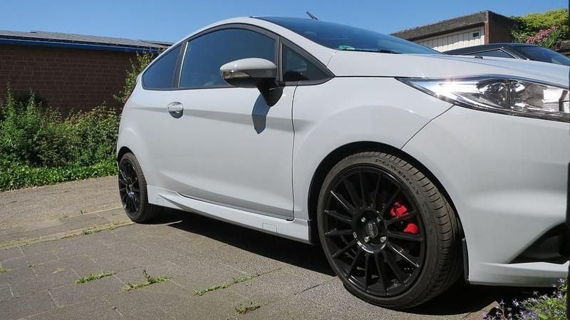 Grau Gebraucht 2016 Ford Fiesta ST200 Kleinwagen | 15.900 € - Bild 1/4
