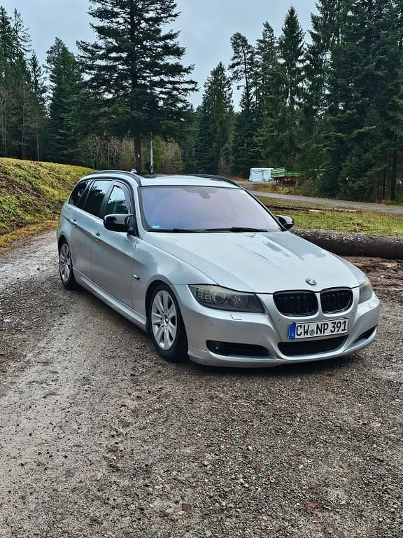 Silber Gebraucht 2011 BMW 320 Kombi | 4.400 € (Guter Preis) - Bild 1/4