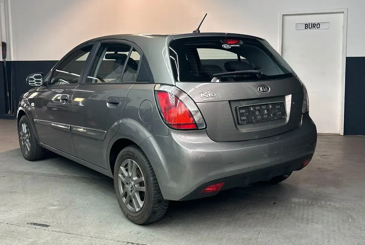Gebraucht Kia Rio 75 PS (55 kW) 2010 Silber Limousine
