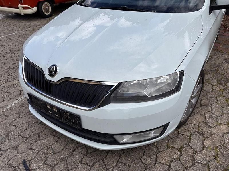 Weiß Gebraucht 2015 Skoda Rapid Ambition Limousine | 5.480 € (Guter Preis) - Bild 1/4