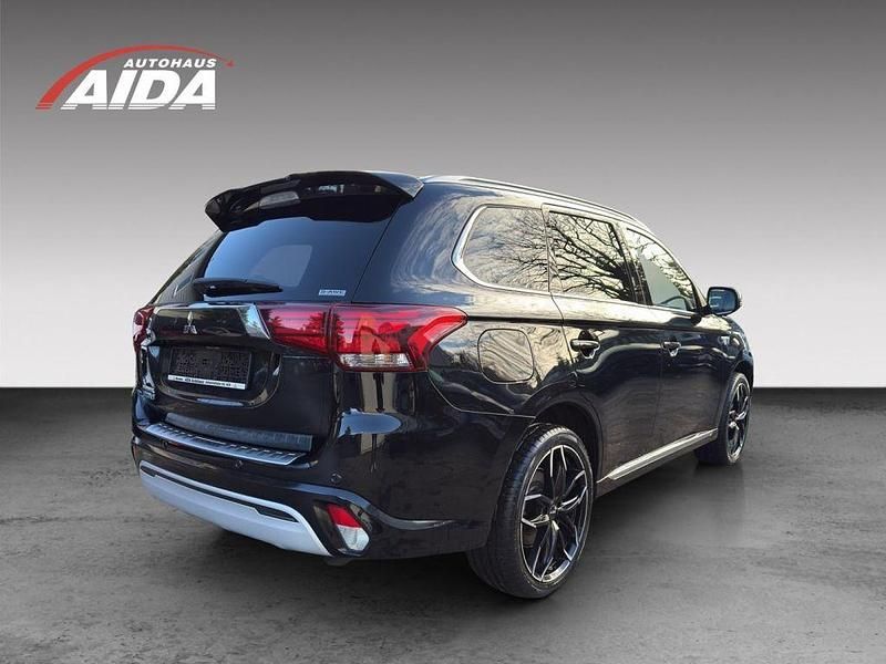 Gebraucht Mitsubishi Outlander Plus 224 PS (164 kW) 2020 Pantherschwarz SUV