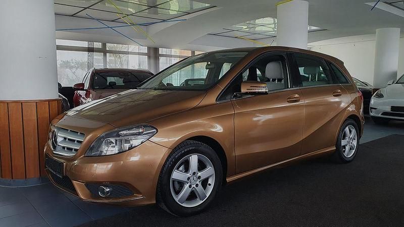 Braun Gebraucht 2012 Mercedes B180 Van / Kleinbus | 11.690 € (Fairer Preis) - Bild 1/4