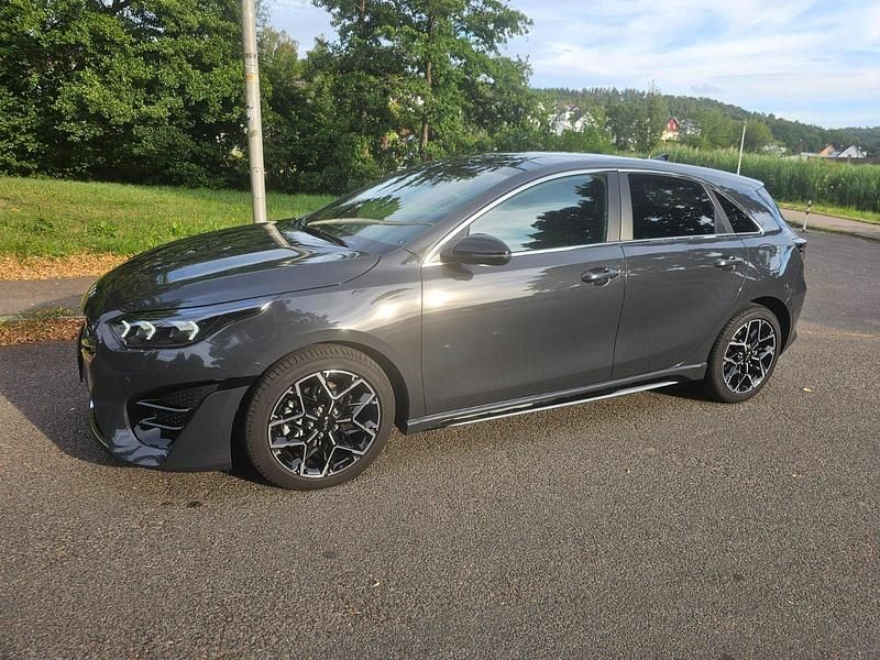 Grau Gebraucht 2024 Kia Ceed GT-Line Limousine | 29.999 € (Etwas zu teuer) - Bild 1/4