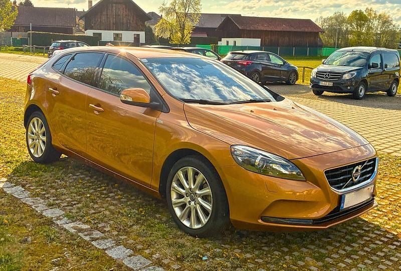 Second-hand Volvo V40 177 CP (130 kW) 2012 Auriu Hatchback