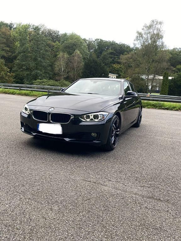 Schwarz Gebraucht 2014 BMW 328 Comfort Edition Limousine | 18.499 € (Fairer Preis) - Bild 1/4