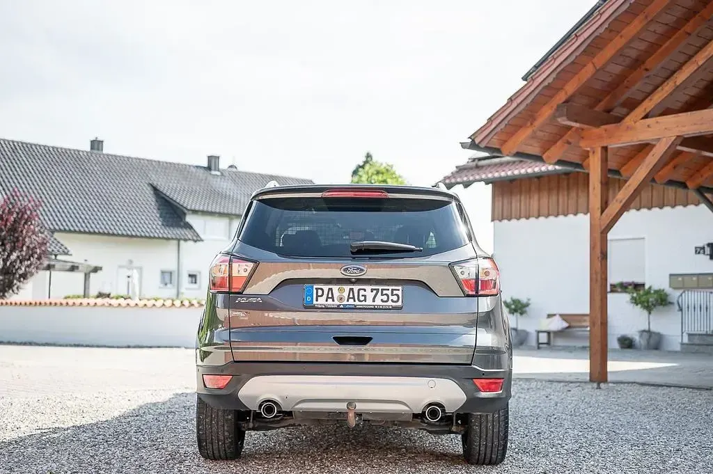 Gebraucht Ford Kuga Titanium 180 PS (132 kW) 2018 Grau SUV