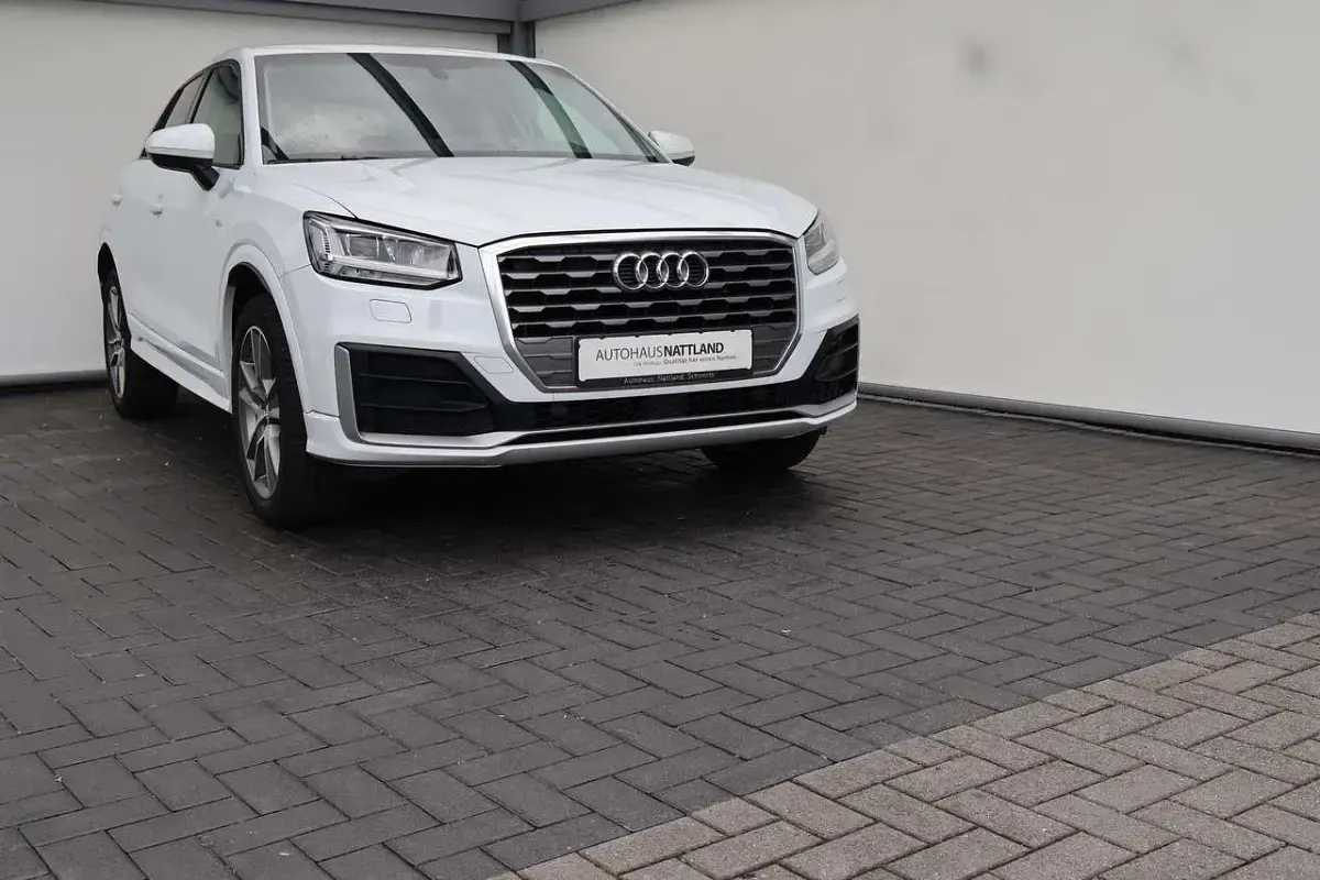 Gebraucht Audi Q2 S-Line 150 PS (110 kW) 2017 Gletscherweiß metallic SUV
