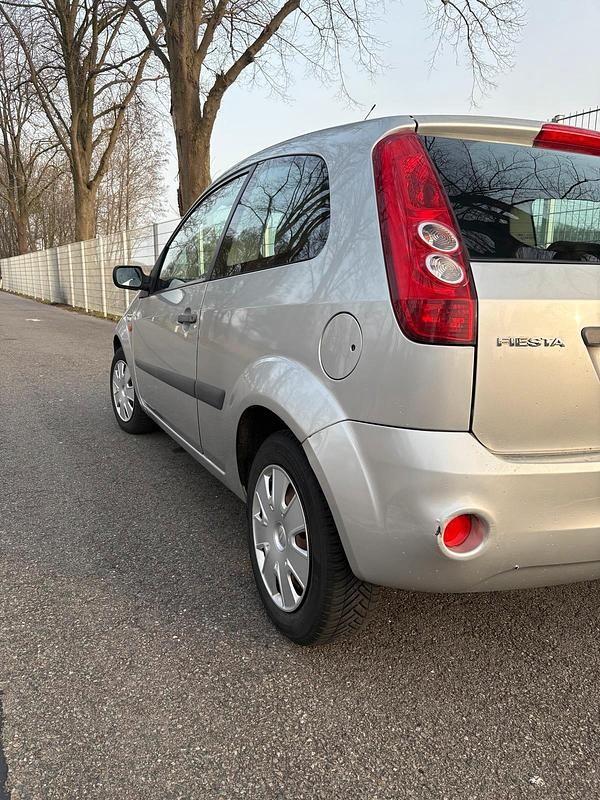 Gebraucht Ford Fiesta 69 PS (50 kW) 2007 Silber Kleinwagen