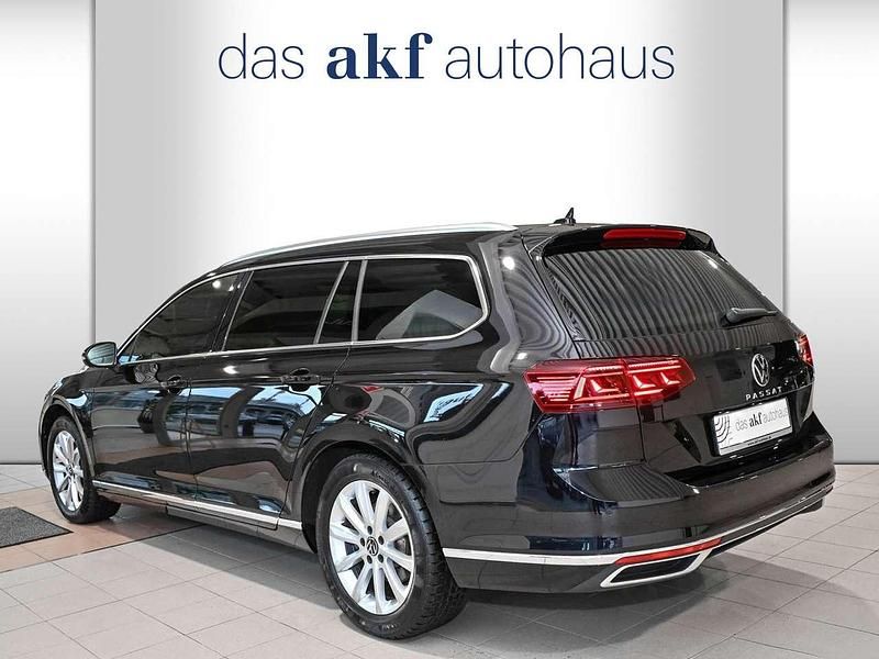 Gebraucht VW Passat Elegance 150 PS (110 kW) 2024 Deep black perleffekt Kombi