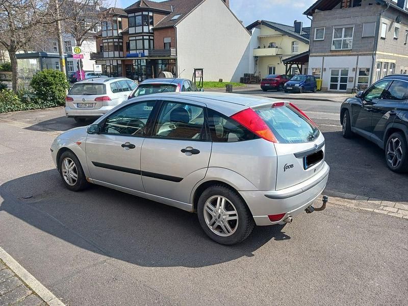 Gebraucht Ford Focus Trend 116 PS (85 kW) 2004 Silber Limousine