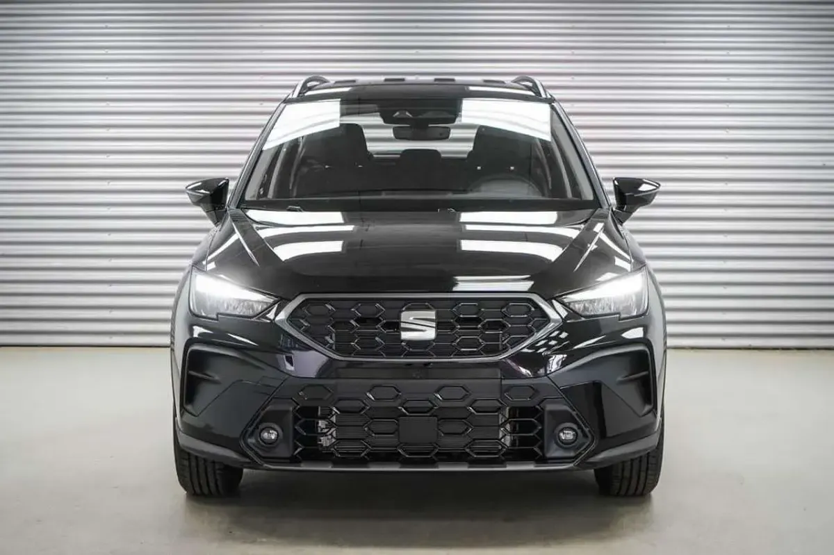 Neu Seat Arona Reference 95 PS (69 kW) 2026 Midnight schwarz meta... SUV