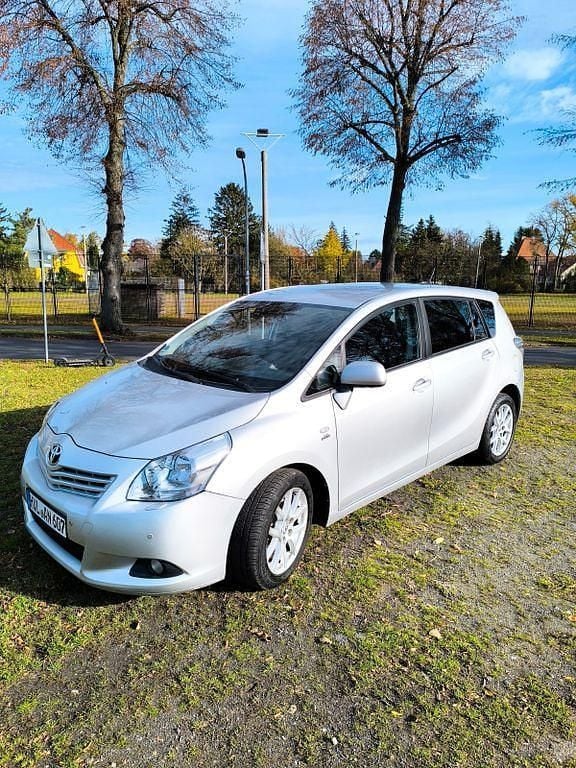 Silber Gebraucht 2010 Toyota Verso Executive Van / Kleinbus | 6.900 € (Etwas zu teuer) - Bild 1/4