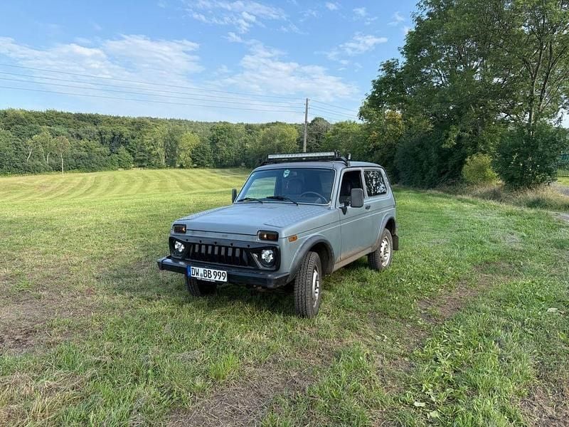 Grau Gebraucht 2008 Lada niva SUV | 7.800 € (Fairer Preis) - Bild 1/4