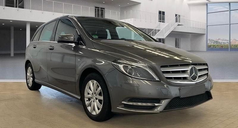 Grau Gebraucht 2012 Mercedes B200 Van / Kleinbus | 6.899 € (Guter Preis) - Bild 1/4