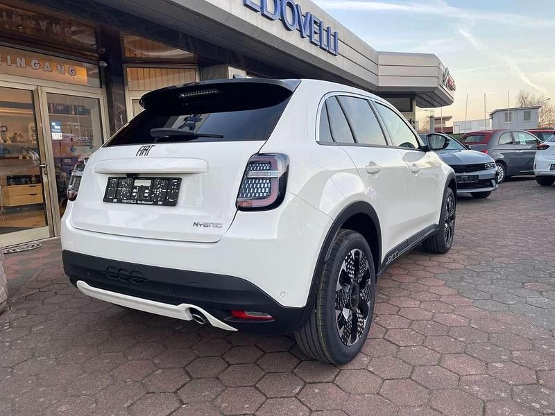 Neu Fiat 600 La Prima 101 PS (74 kW) 2025 Gelato weiß SUV