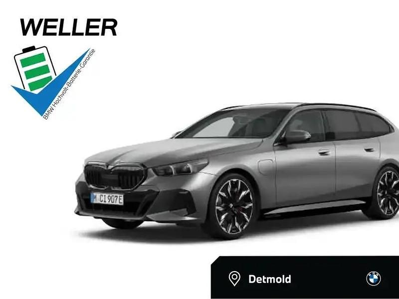 Neu BMW 550e Comfort Edition 489 PS (359 kW) 2026 Frozen pure grey (grau) Kombi