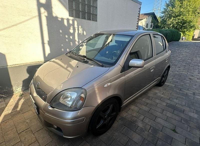 Grau Gebraucht 2004 Toyota Yaris Limousine | 2.000 € (Guter Preis) - Bild 1/4