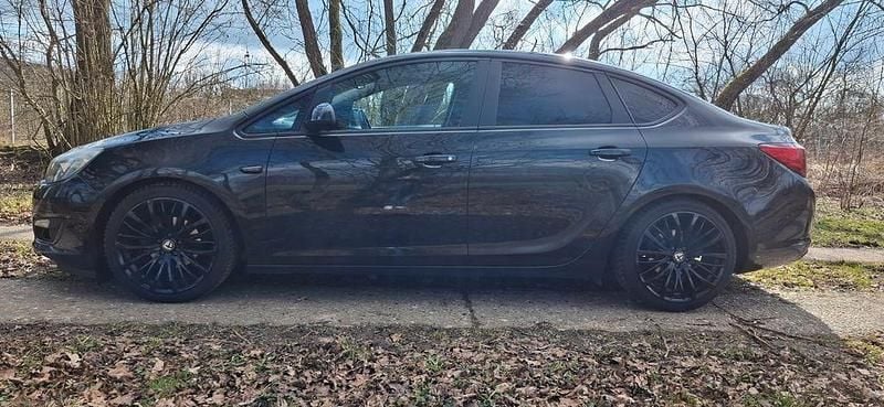 Gebraucht Opel Astra 140 PS (102 kW) 2013 Schwarz Limousine