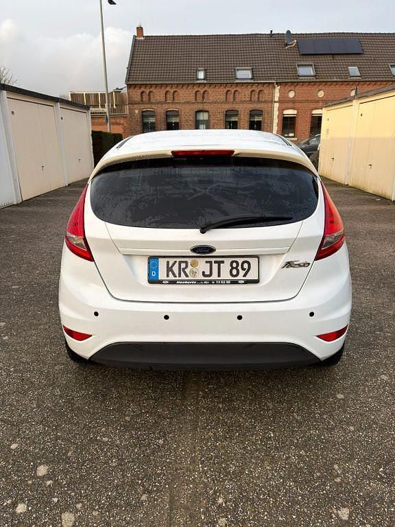 Gebraucht Ford Fiesta 60 PS (44 kW) 2010 Weiß Kleinwagen