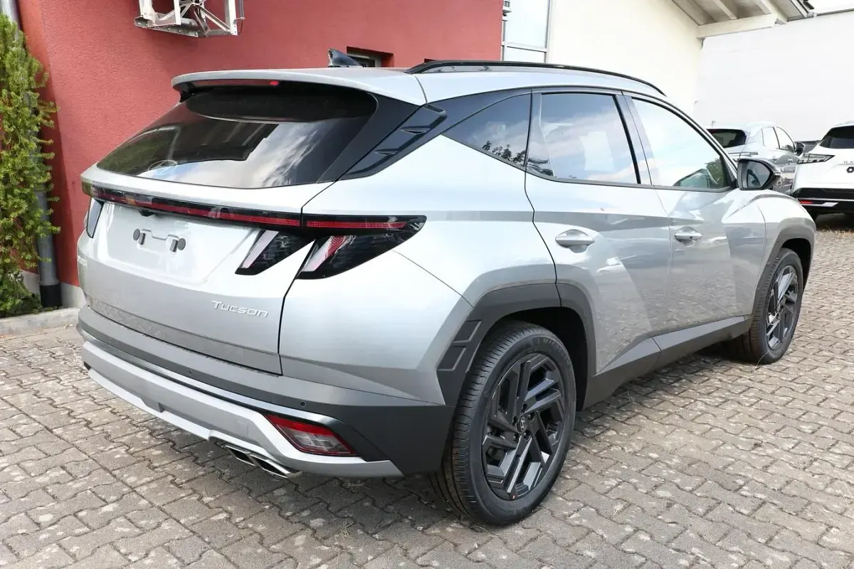 Neu Hyundai Tucson 150 PS (110 kW) 2026 Shimmering silver metallic SUV