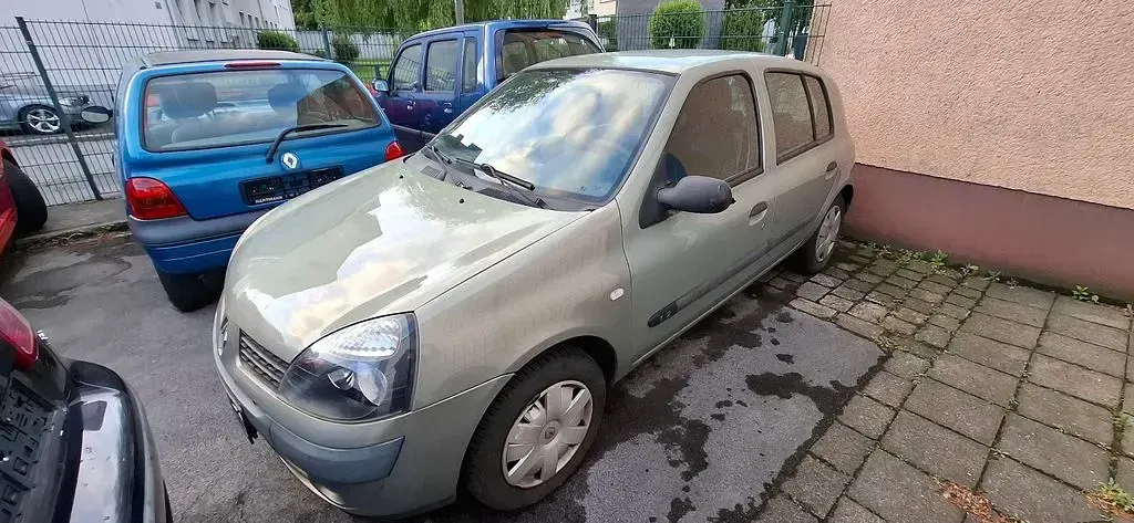 Używany Renault Clio II Authentique 58 KM (42 kW) 2003 Zielony Sedan/Limuzyna