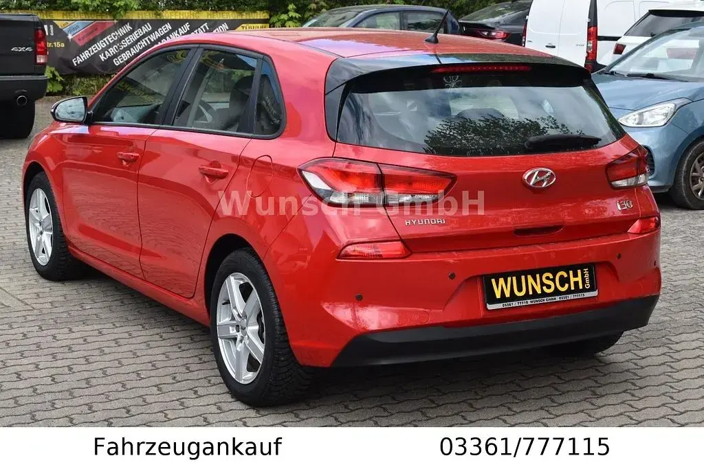 Gebraucht Hyundai i30 Trend 99 PS (72 kW) 2017 Rot Limousine
