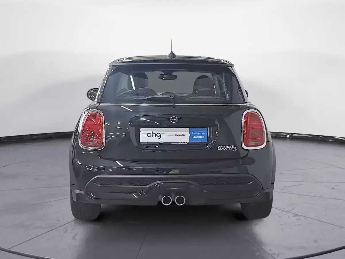 Gebraucht Mini Cooper S Classic 178 PS (130 kW) 2024 Midnight black metallic Kleinwagen