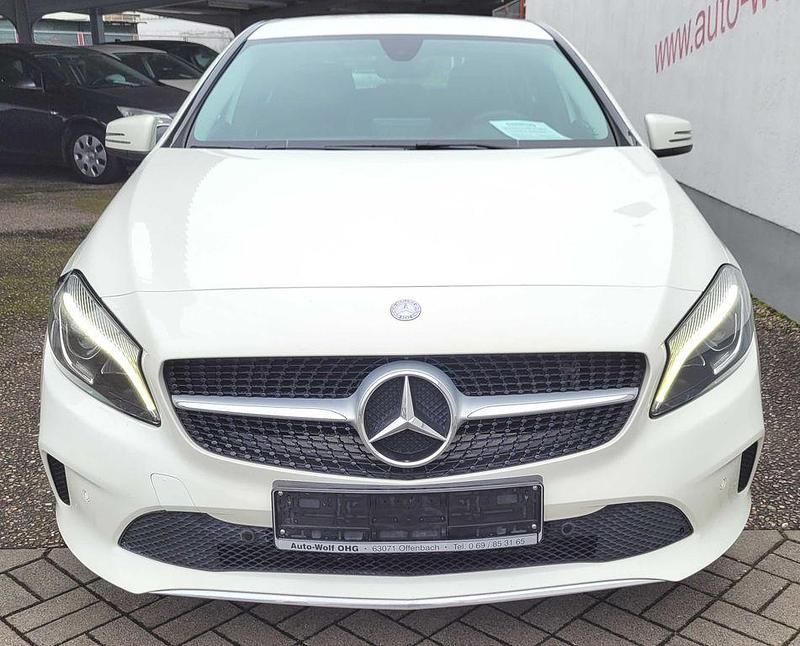 Gebraucht Mercedes A180 Urban 122 PS (89 kW) 2015 Weiß Limousine