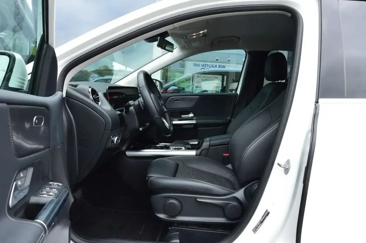 Gebraucht Mercedes B180 Urban 136 PS (100 kW) 2019 Weiß Kleinwagen