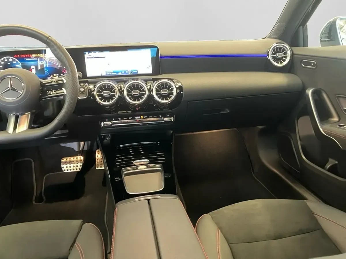 Gebraucht Mercedes A250 AMG 163 PS (119 kW) 2025 Unilack polarweiß Limousine