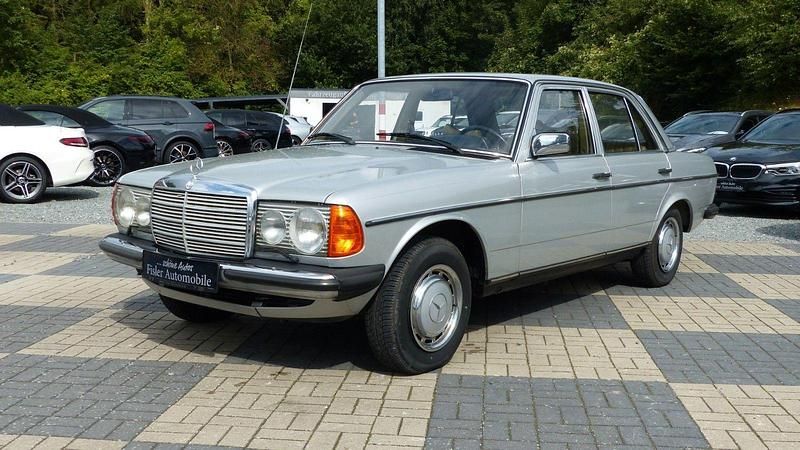 Silber Gebraucht 1979 Mercedes 300 Limousine | 16.990 € - Bild 1/4