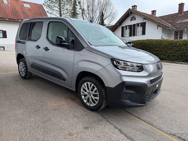 Neu Fiat Doblò 102 PS (75 kW) 2025 Grau Van / Kleinbus