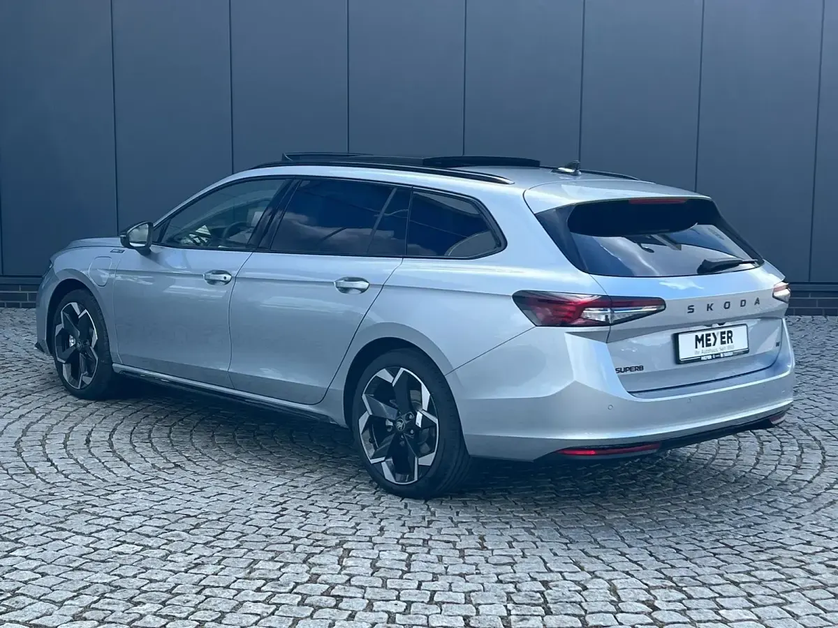 Neu Skoda Superb SportLine 204 PS (150 kW) 2026 Aluminiumsilber metallic Kombi