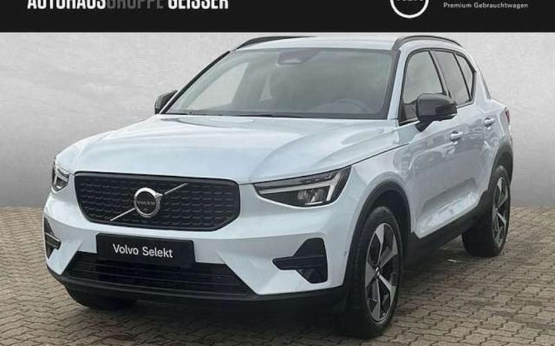 Neu Volvo XC40 Plus 163 PS (119 kW) 2025 Blau SUV