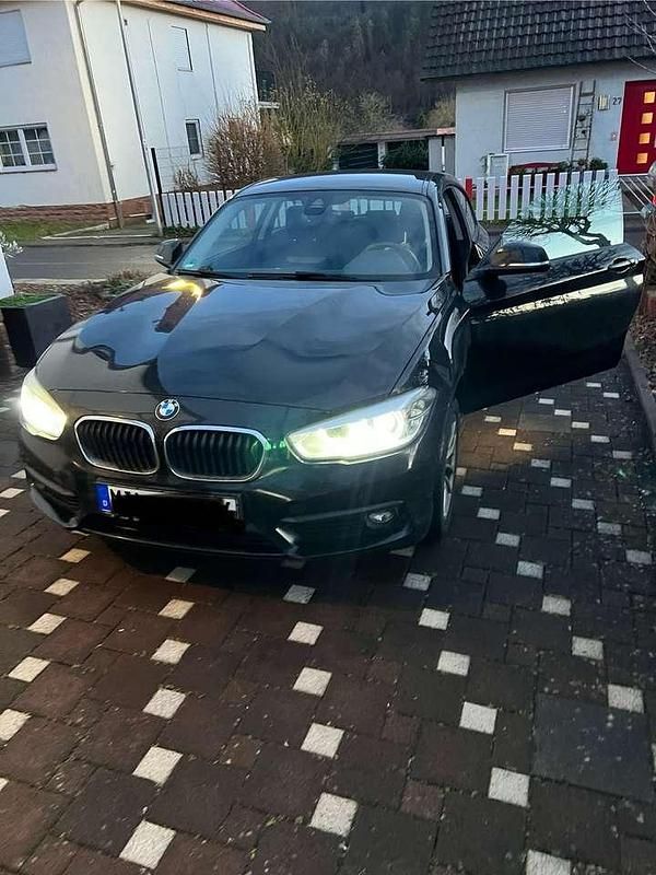 Schwarz Gebraucht 2018 BMW 118 Advantage Kleinwagen | 11.800 € (Fairer Preis) - Bild 1/4