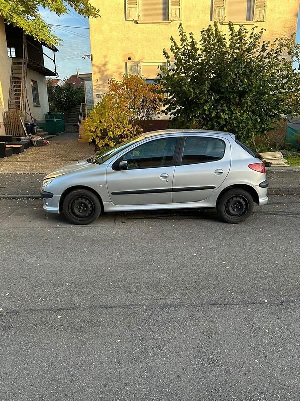 Silber Gebraucht 2006 Peugeot 206 Limousine | 1.450 € (Fairer Preis) - Bild 1/4