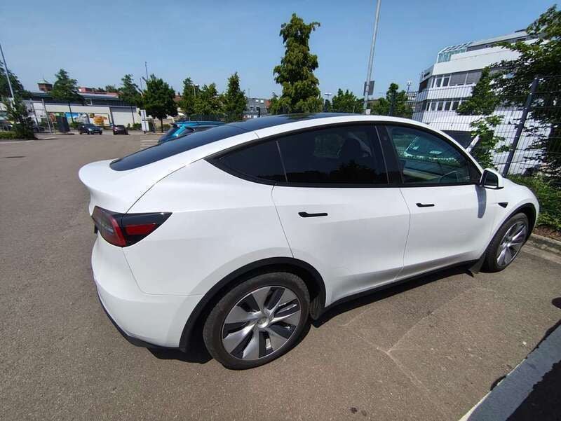 Weiß Gebraucht 2024 Tesla Model Y SUV | 34.800 € (Guter Preis) - Bild 1/4
