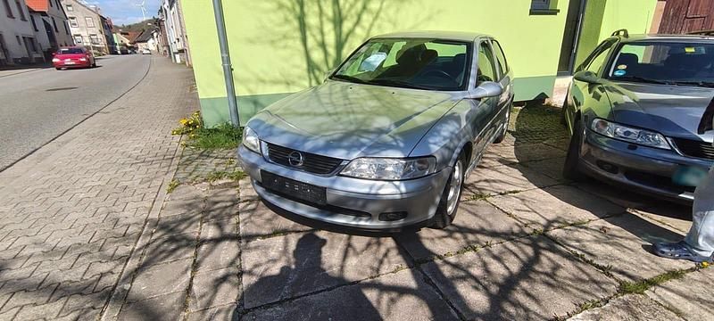 Second-hand Opel Vectra 101 CP (74 kW) 2000 Bej Berlinǎ