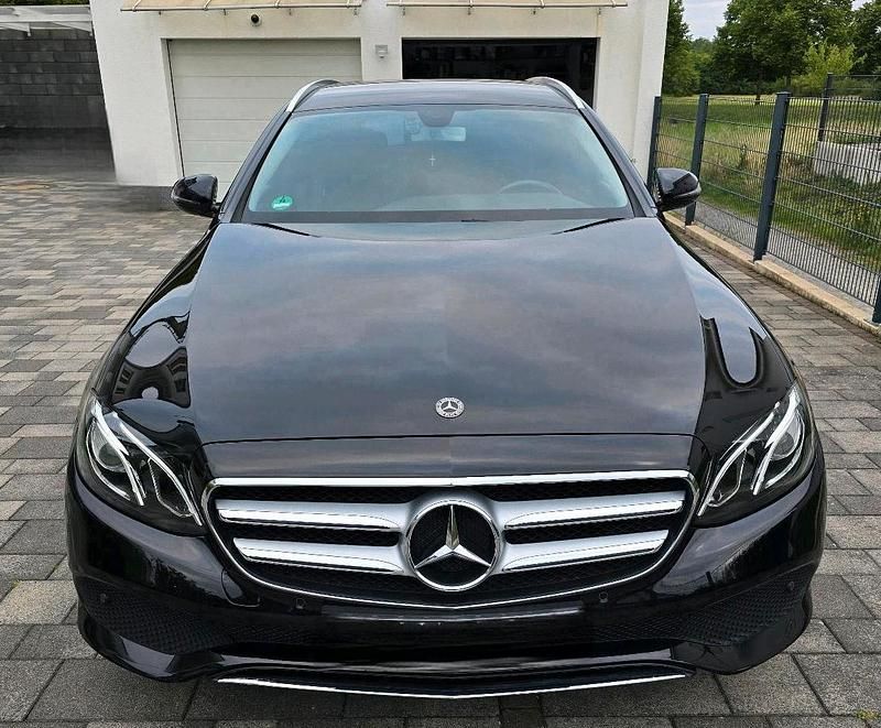 Schwarz Gebraucht 2018 Mercedes E220 Kombi | 24.500 € (Guter Preis) - Bild 1/4