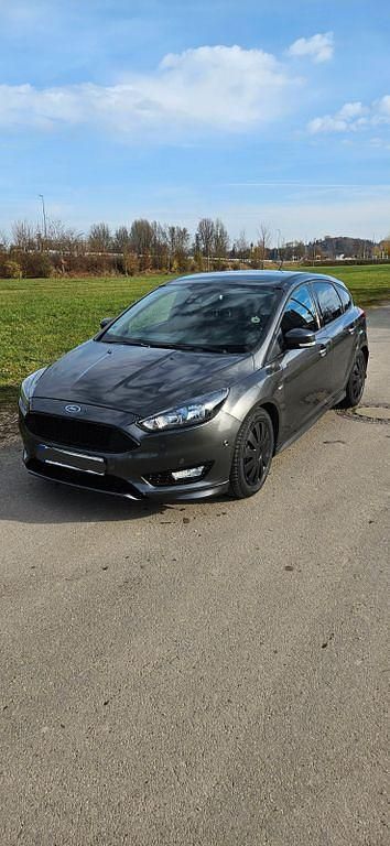 Grau Gebraucht 2018 Ford Focus ST-Line Limousine | 9.250 € (Fairer Preis) - Bild 1/4