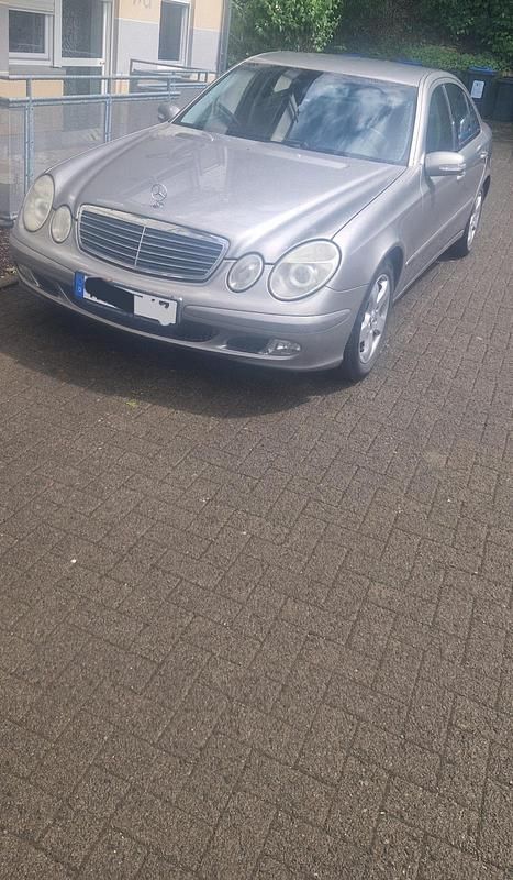 Gold Gebraucht 2003 Mercedes E200 Limousine | 1.950 € - Bild 1/4