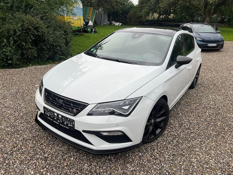 Weiß Gebraucht 2020 Seat Leon Black Edition Limousine | 21.250 € (Fairer Preis) - Bild 1/4