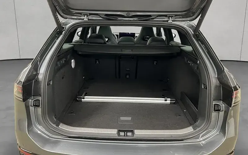 Gebraucht VW Passat R-line 193 PS (141 kW) 2024 Diabasgrau metallic grena Kombi