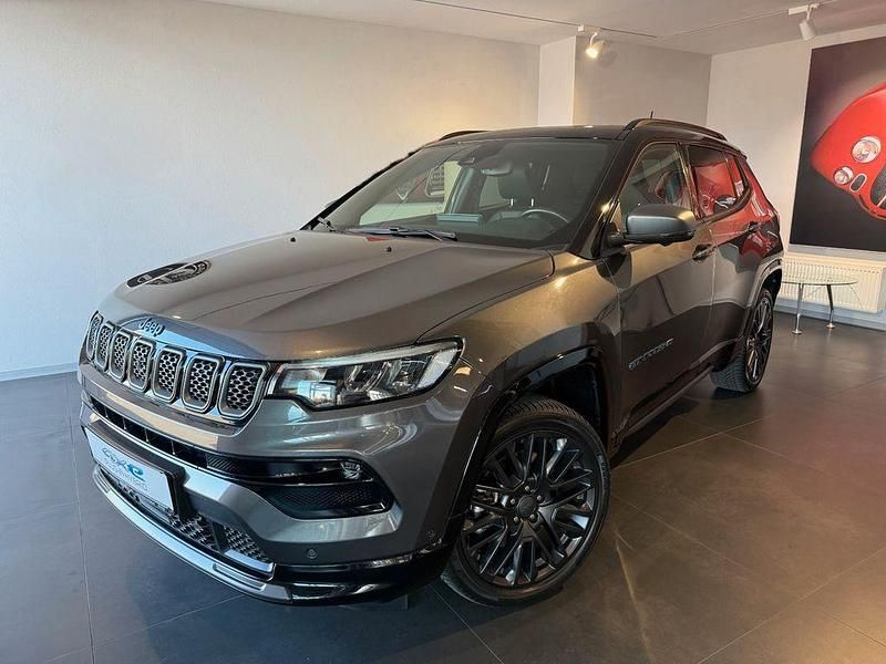 Grau Gebraucht 2021 Jeep Compass 80th Anniversary SUV | 27.990 € (Etwas zu teuer) - Bild 1/4