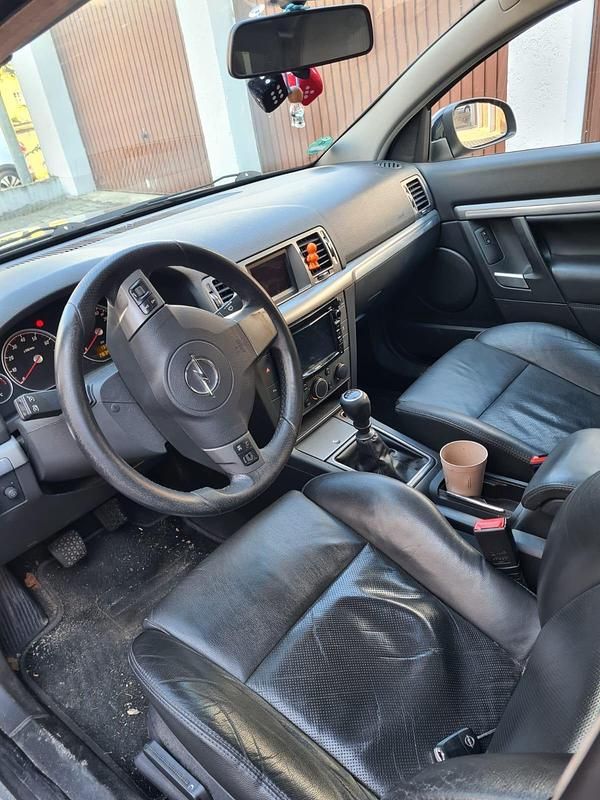 Schwarz Gebraucht 2007 Opel Vectra GTS Limousine | 2.250 € - Bild 1/4